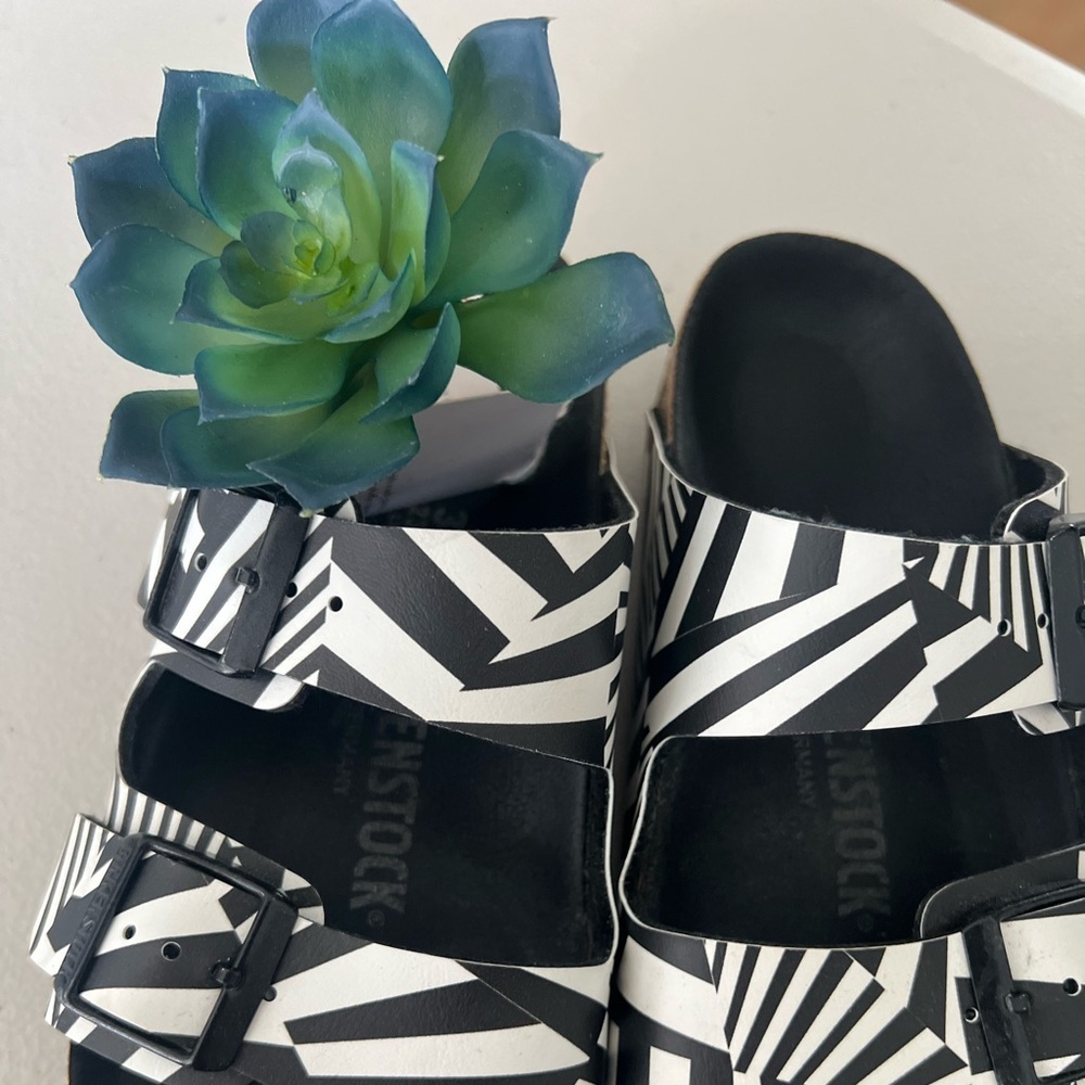 Birkenstock Black and White Zebra Print Sandals Anthropologie Sold Out Sz 6 - Picture 12 of 13
